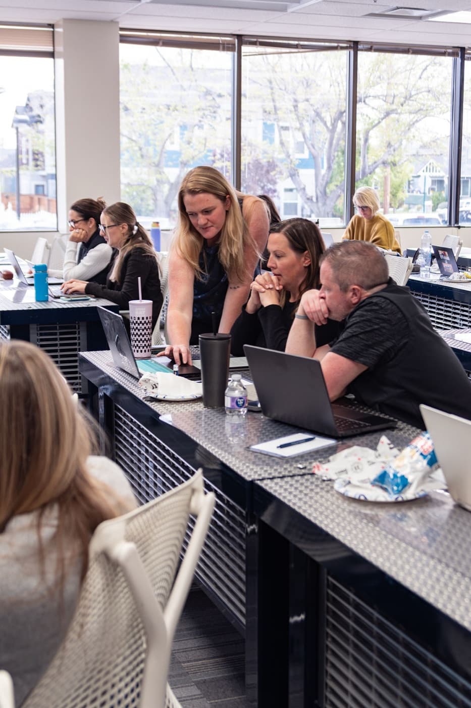 A CitizenWorks facilitator helping attendees at their laptops